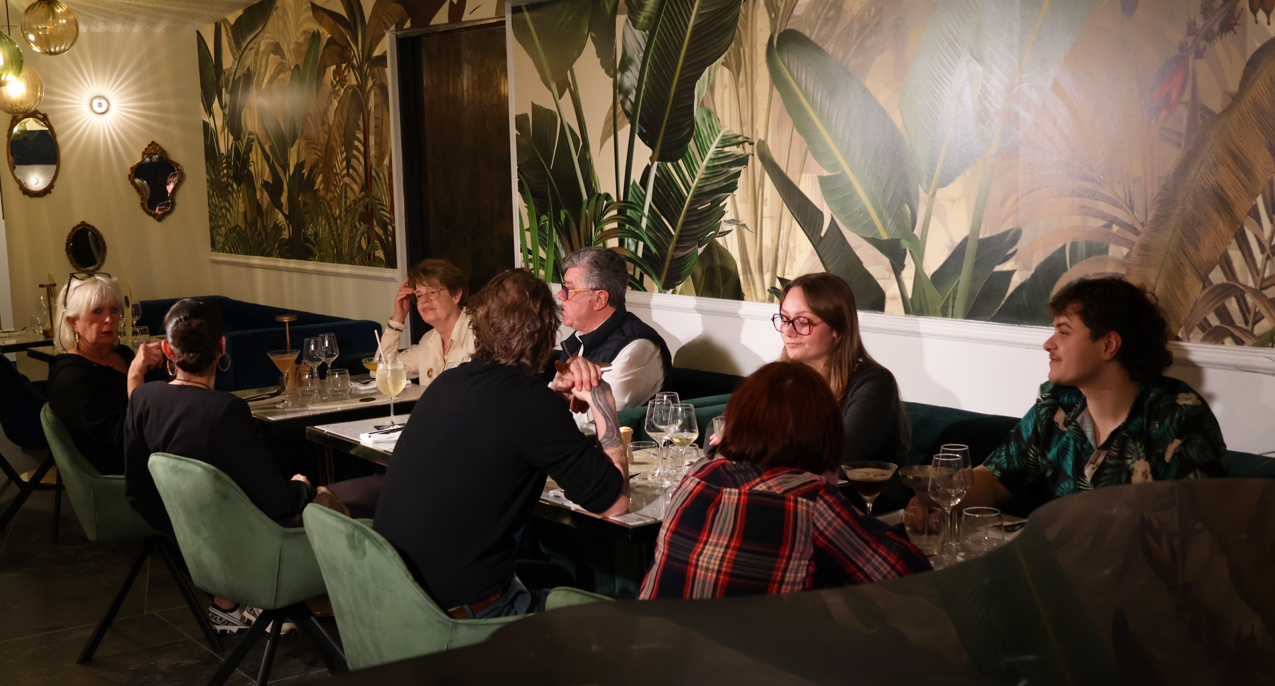 Ambiance chaleureuse autour d'une table
